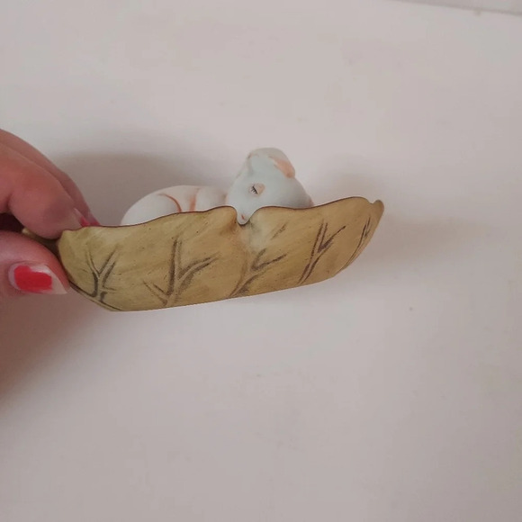 Jaffe Rose - Akita - Porcelain Sleeping Pig on Leaf Figurine - Picture 5 of 10